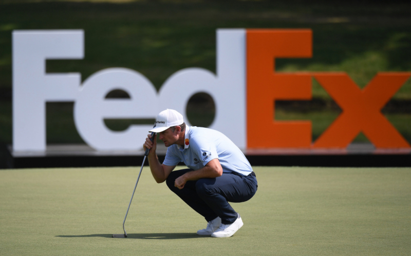 Justin Rose thực hiện cú putt vào lỗ thứ 18 trong vòng đầu tiên của WGC FedEx St. Jude Invitational năm 2021