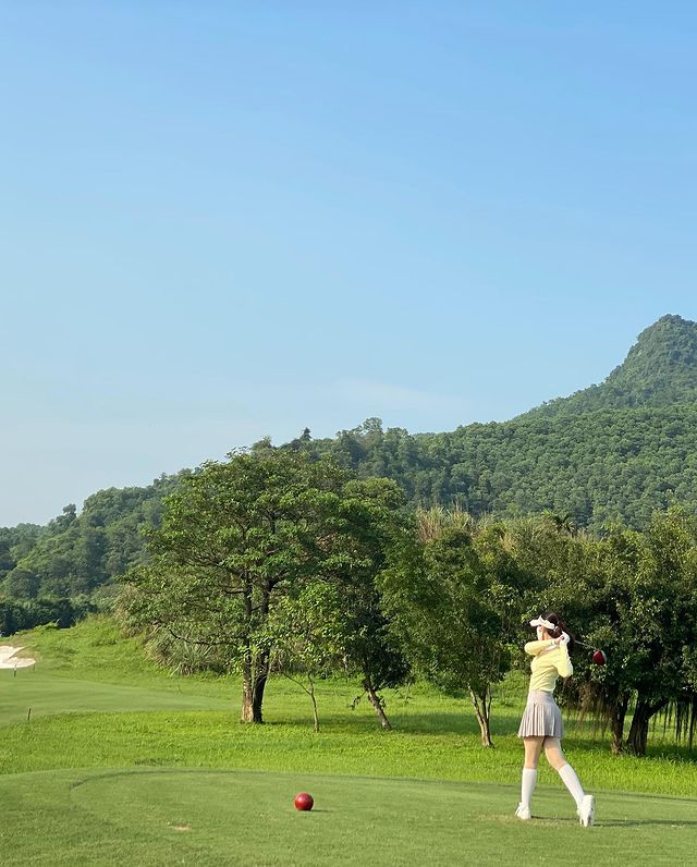 Hoa hậu Đỗ Mỹ Linh cũng mới tham gia tập luyện golf. Mặc dù vậy, nàng Hậu xinh đẹp thích ứng khá nhanh.