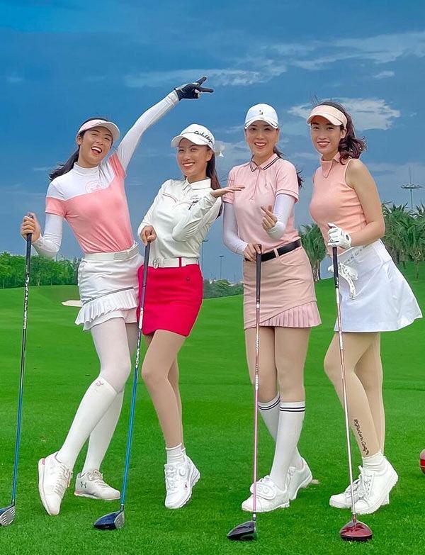 Hoa hậu Đỗ Mỹ Linh (ngoài cùng, bên phải) đi đánh golf cùng hội bạn