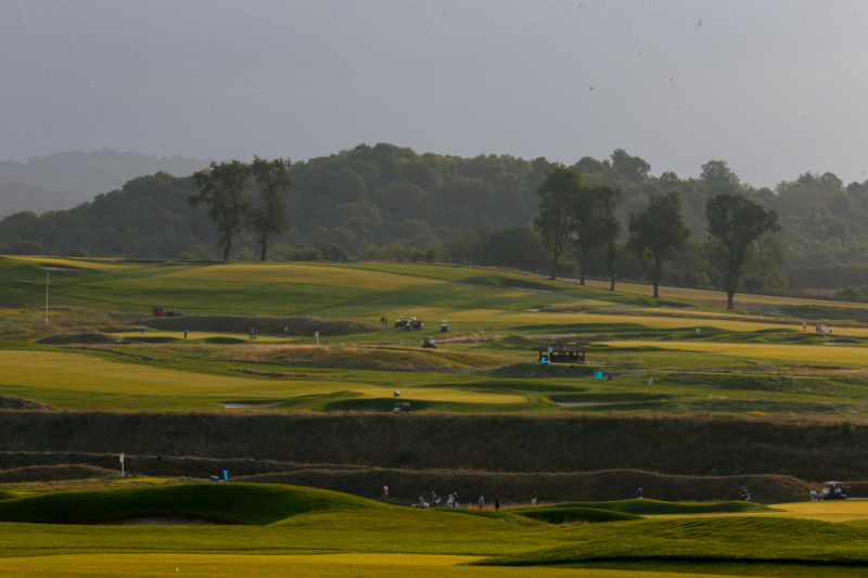 Các công nhân bảo trì chuẩn bị sân cho vòng đấu thứ hai giải U.S. Amateur diễn ra tại Oakmont Country Club