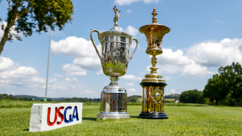 Cúp U.S. Open (trái) và Havemeyer Trophies được trưng bày trong trận bán kết tại giải US Amateur năm 2021 tại Oakmont Country Club.
