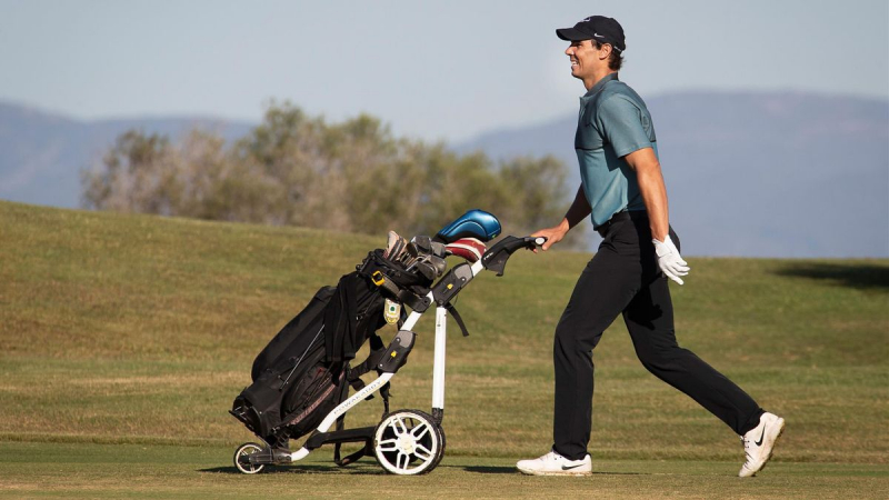 Nadal tự dùng xe đẩy gậy ở Balearic Golf Championship 2020 do sự kiện không có caddie như một biện pháp phòng dịch Covid-19 của BTC