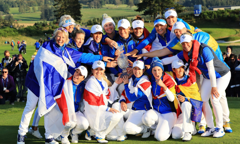 Catriona Matthew cùng tuyển châu Âu mừng đoạt Solheim Cup 2019