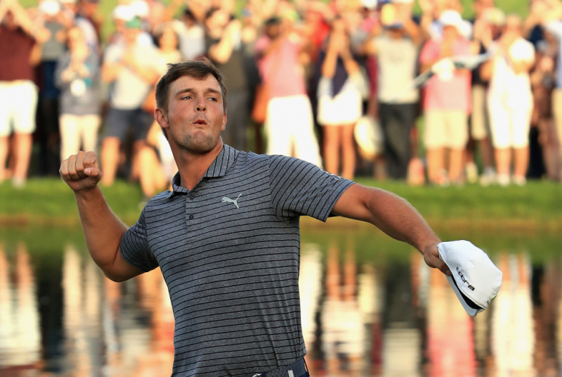 Bryson Dechambeau ăn mừng chiến thắng giải Omega Dubai Desert Classic tại Câu lạc bộ gôn Emirates vào ngày 27 tháng 1 năm 2019