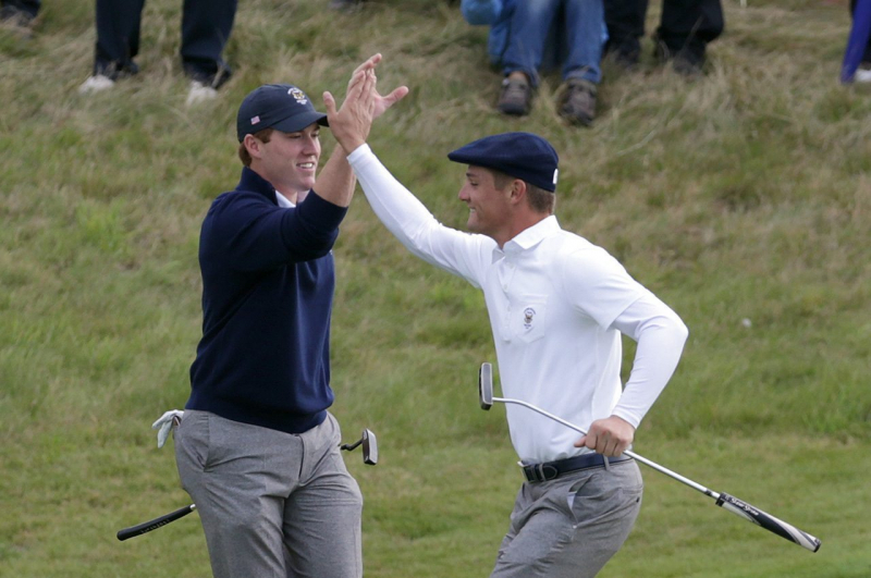 Robby Shelton đánh bại Bryson DeChambeau trong Walker Cup 2015.