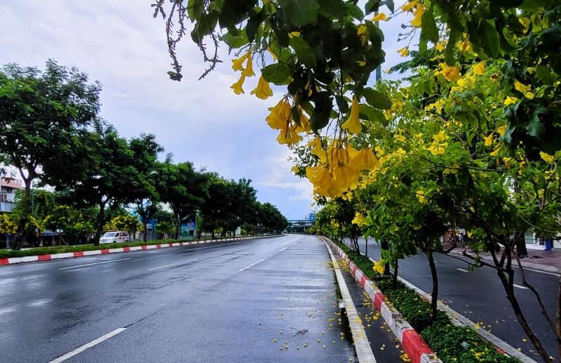 Đường Phạm Văn Đồng rất vắng phương tiện di chuyển.