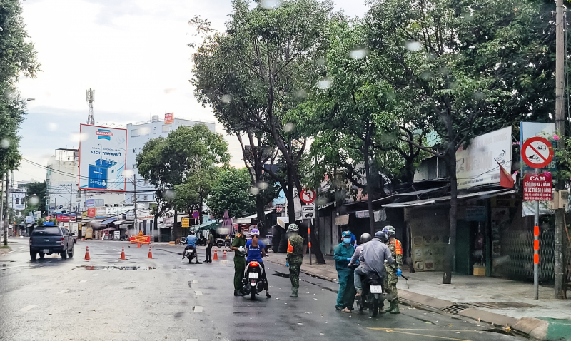 Tại chốt chặn, lực lượng chức năng kiểm tra rất kỹ giấy tờ đi đường của người dân.