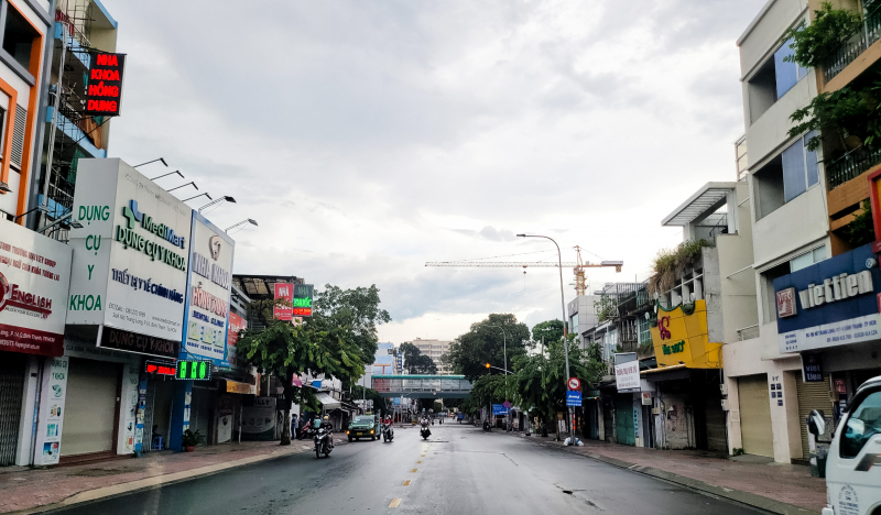 Đường phố TP.HCM trong ngày đầu siết chặt giãn cách vắng vẻ hơn hẳn các ngày trước đó. Ảnh chụp tại đường Nơ Trang Long, Phường 14, quận Bình Thạnh.