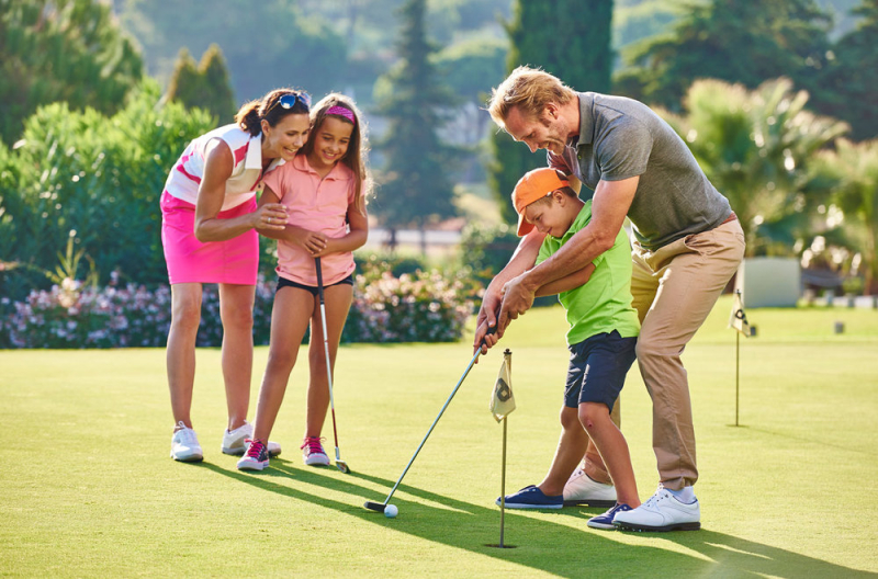 Niềm vui khi chơi golf sẽ giúp trẻ hào hứng và say mê hơn