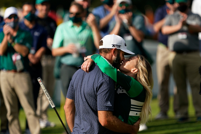 Dustin Johnson được Pauline Gretzky ôm hôn sau khi vô địch giải golf Masters ngày 15 tháng 11 năm 2020, tại Augusta.