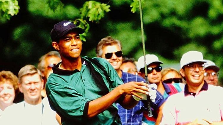 Woods dõi theo cú phát bóng tại Greater Milwaukee Open 1996