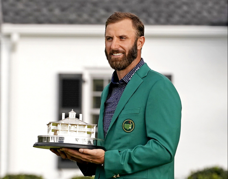 Dustin Johnson ăn mừng với Masters Trophy sau khi vô địch giải golf The Masters tại Augusta National GC.