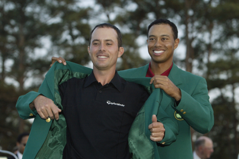 Mike Weir được Tiger Woods trao chiếc áo Green Jacket sau khi giành chức vô địch The Masters 2003