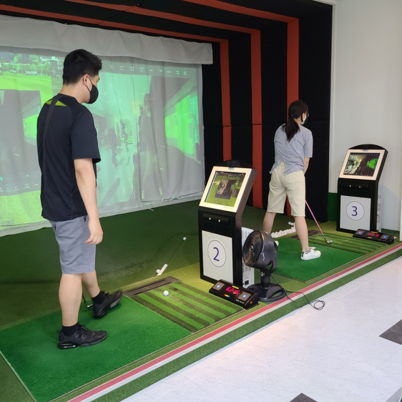 Người chơi trẻ tập đánh golf sau giờ làm việc tại một sân golf trên màn hình ở Bundang-gu, tỉnh Gyeonggi. Ảnh: The Korea Herald.