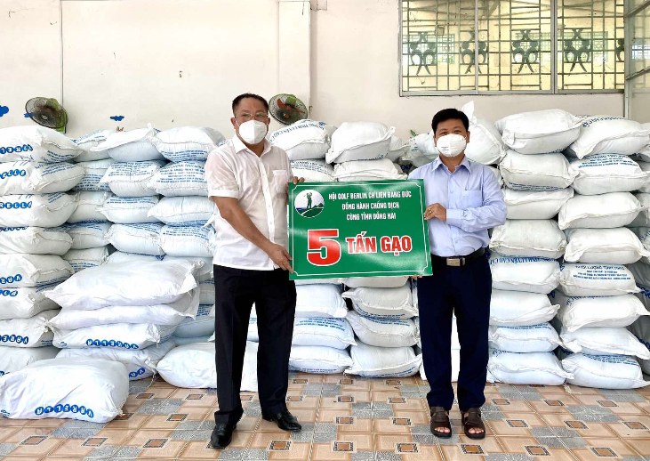 Đại diện Ủy ban MTTQ tỉnh Đồng Nai tiếp nhận 5 tấn gạo trao tặng từ CLB hôm 27/8 (Ảnh: TC Hương Việt)