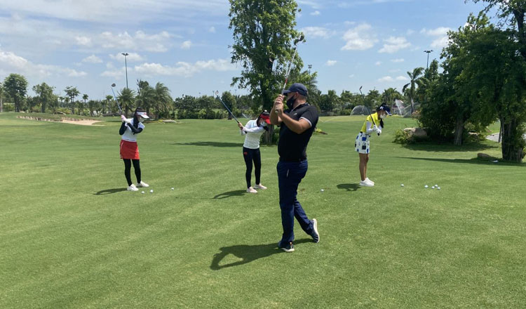 Một buổi hướng dẫn golf do David Lamprecht, HLV sở hữu chứng chỉ PGA hướng dẫn tại sân Vattanac
