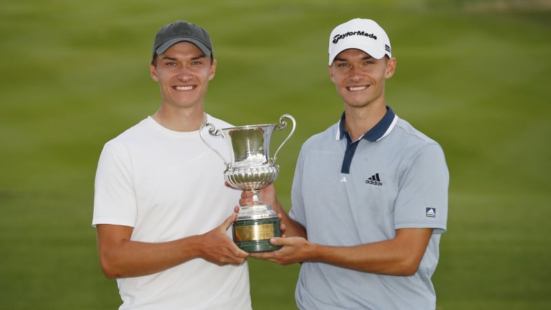 Nicolai Hojgaard (bìa phải) cùng anh trai song sinh Rasmus nâng cúp Italian Open