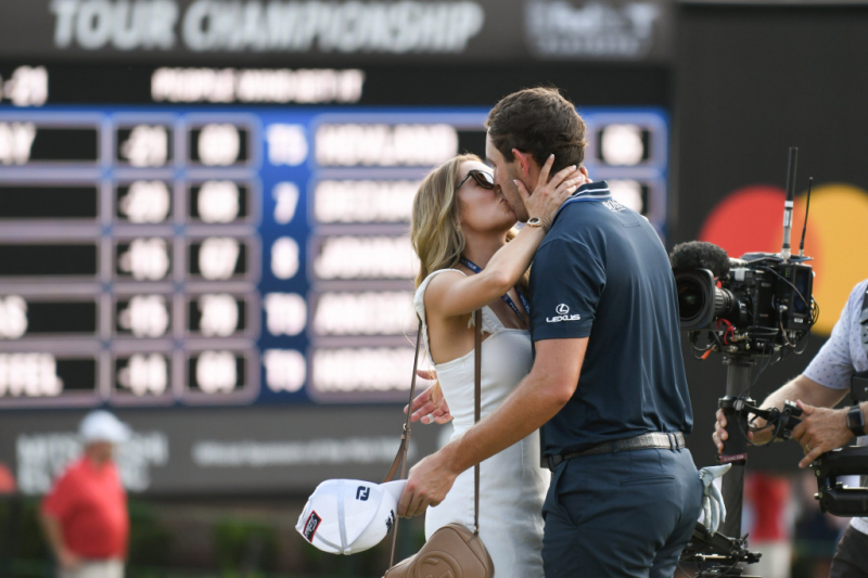 Patrick Cantlay hôn bạn gái Nikki Guidish sau khi giành chức vô địch Tour Championship.