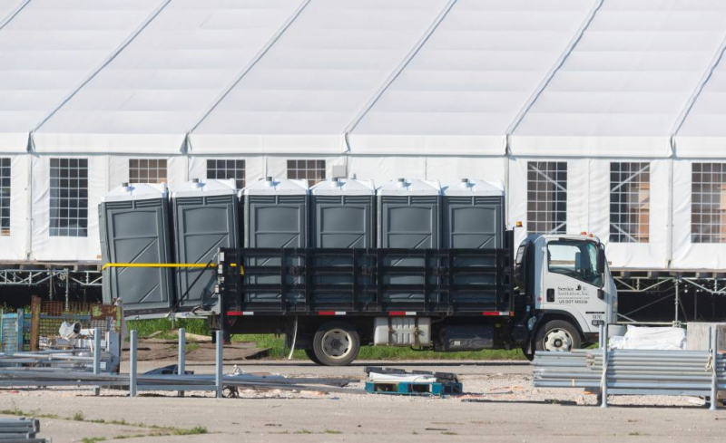 Một chiếc xe tải chứa đầy nhà vệ sinh di động đến để chuẩn bị cho Ryder Cup.