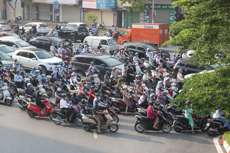 Đường phố Hà Nội đã đông đúc trở lại trong ngày về 