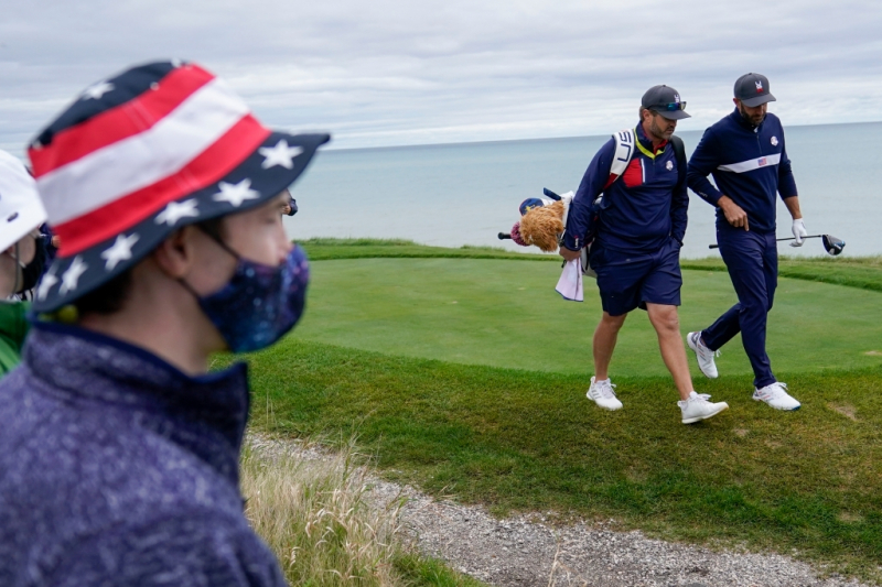 Golfer tuyển Mỹ Dustin Johnson tiến đến lỗ thứ tư trong ngày tập luyện tại Ryder Cup