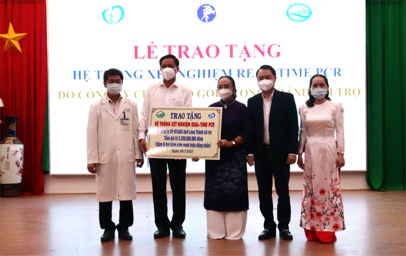 Bà Trần Cẩm Nhung, Phó Chủ tịch Thường trực HĐQT Golf Long Thành trao tặng hệ thống máy xét nghiệm cho Bệnh viện ĐK Thống Nhất hôm 6/7 (Ảnh: CDC ĐN)