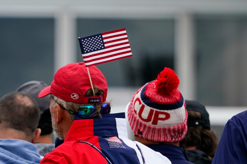 Một khán giả thể hiện sự ủng hộ của mình bằng một lá cờ Mỹ được đội trên mũ của anh ấy.