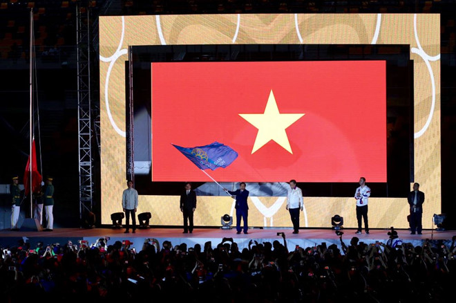 Bộ trưởng Văn hóa - Thể thao - Du lịch Nguyễn Ngọc Thiện đón nhận cờ đăng cai SEA Games 31 năm 2021 (Ảnh: Khả Hòa)