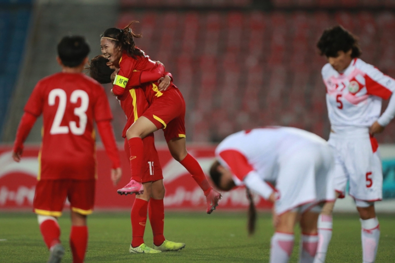 Đội trưởng Huỳnh Như cùng đồng đội ăn mừng khi ghi bàn cho đội tuyển bóng đá nữ Việt Nam (Ảnh: AFF Cup)