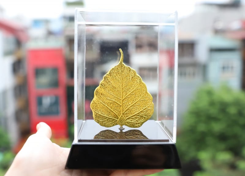 Lá bồ đề bình an mạ vàng được chế tác tinh xảo và sống động tựa như chiếc lá thật ngoài đời thực. Ảnh Golden Gift Việt Nam