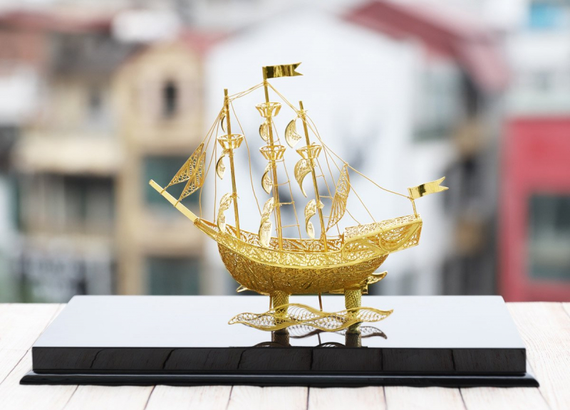 Thuyền buồm phong thuỷ mạ vàng là chế tác kỳ công, tỉ mỉ và hoàn toàn thủ công. Ảnh Golden Gift Việt Nam
