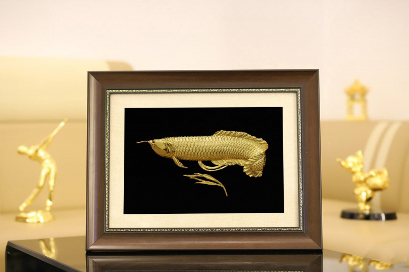 Tranh Cá Rồng do Golden Gift Việt Nam chế tác thủ công và được mạ vàng thật bằng phương pháp điện phân