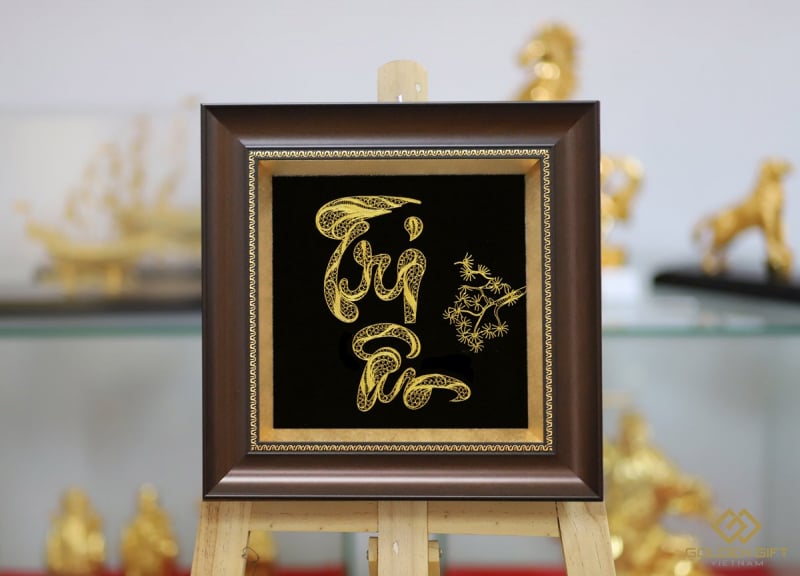 Tranh chữ thư pháp Tri Ân mạ vàng do Golden Gift Việt Nam chế tác được tết tỉ mỉ hàng trăm sợi kim loại bạc nhỏ li ti nên đây là một bức tranh vô cùng kỳ công, đòi hỏi sự tài hoa của người nghệ nhân