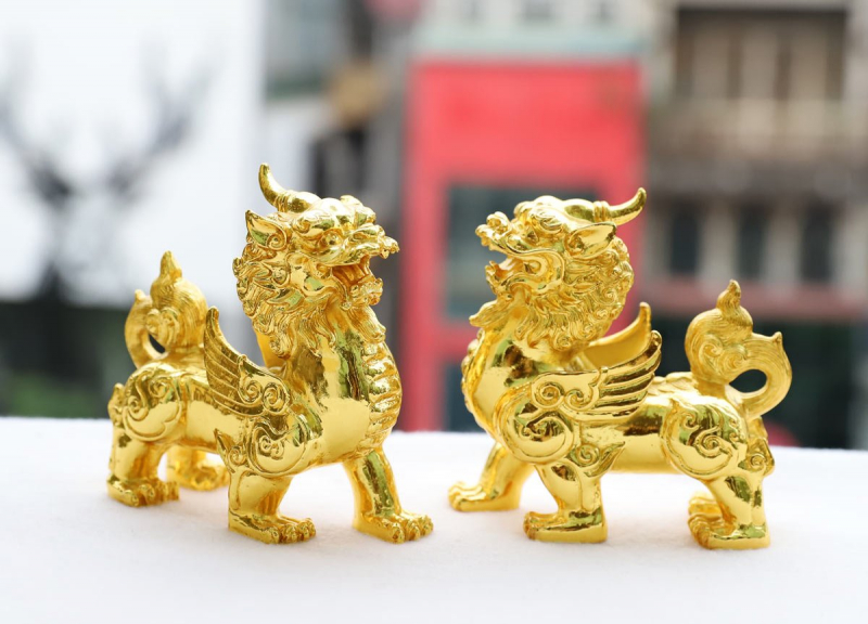 Tượng tỳ hưu phong thuỷ mạ vàng mang ý nghĩa thu hút tài lộc dồi dào. Ảnh Golden Gift Việt Nam