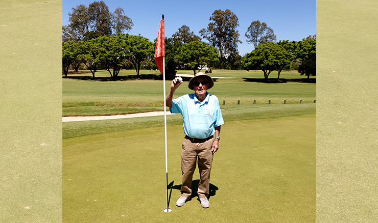 Ông Hugh Brown cùng quả bóng golf đã ghi HIO ở hố 5, sân Blue thuộc Indooroopilly Golf Club