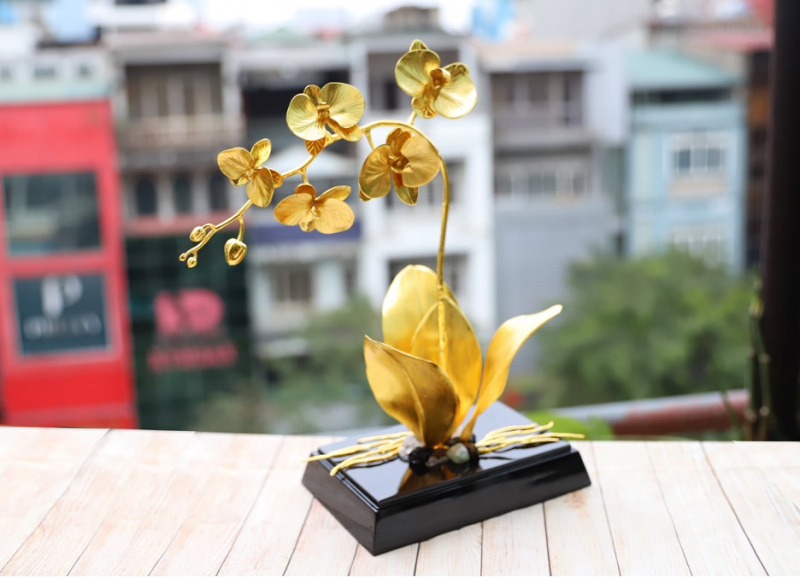 Chậu phong lan mạ vàng do Golden Gift Việt Nam chế tác độc đáo, đẹp mắt và ý nghĩa.
