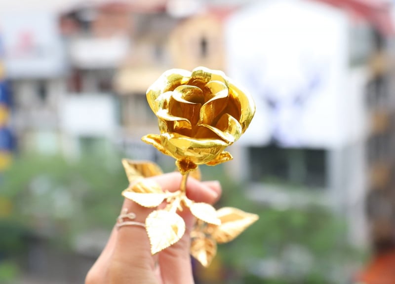 Bông hồng mạ vàng được thiết kế độc đáo và ấn tượng, là quà tặng 20/10 ý nghĩa cho vợ, người yêu (ảnh Golden Gift Việt Nam)