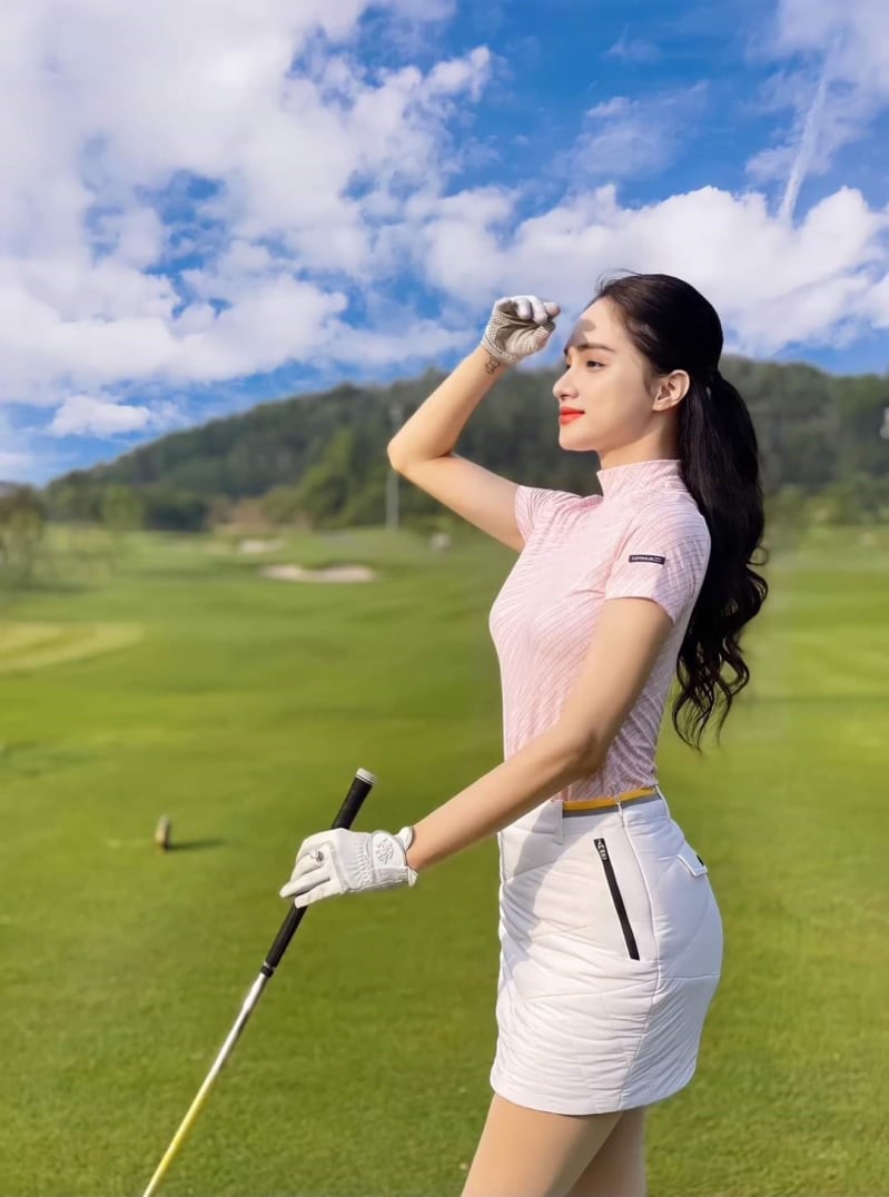 Hoa hậu Hương Giang gây chú ý với nhan sắc quyến rũ, năng động trong trang phục golfer