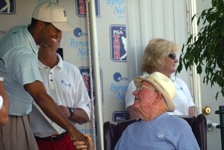Nelson (ngồi) và Woods trong lần hội ngộ ở giải PGA Tour thường niên mang tên ông từ năm 1968, hiện là AT&T Byron Nelson