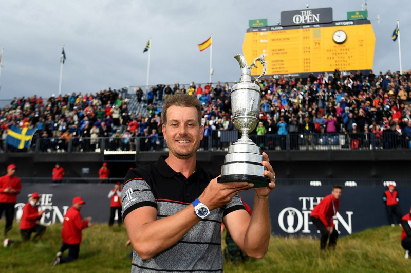 Henrik Stenson tạo dáng bên Claret Jug sau khi thắng giải British Open.