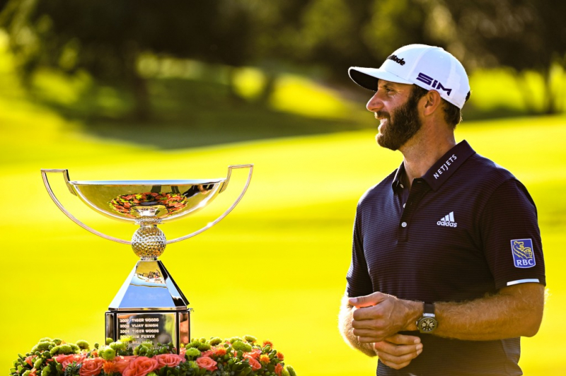 Dustin Johnson với chiếc cúp FedEx Cup sau vòng cuối cùng của giải golf Tour Championship tại East Lake Golf Club.