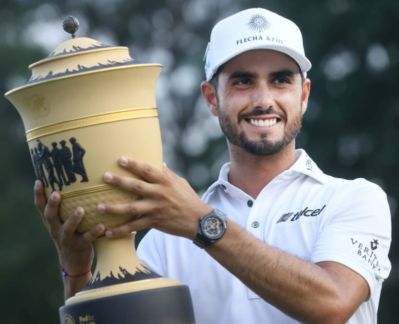 Abraham Ancer bên chiếc cúp FedEx-St. Jude Invitational 2021 ở TPC Southwind