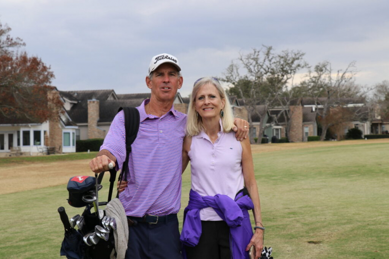 Gibbons bên cạnh vợ - bà Joy, nhân tố hỗ trợ không thể thiếu trong việc hoàn thành mục tiêu về số vòng golf trong một năm.
