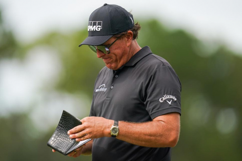 Phil Mickelson sử dụng yardage book trên green hố 10, vòng đầu Constellation Furyk & Friends thuộc đấu trường lão tướng Champions