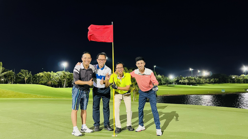 Golfer Lương Hoàng Hưng (áo vàng) ăn mừng điểm Eagle đầu tiên