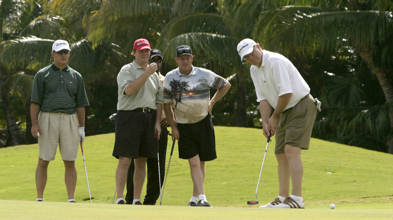Golfer trong nhóm sẽ cùng gạt bóng từ một vị trí trong thể thức scramble