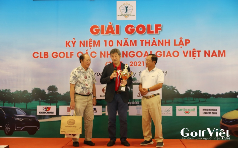 Golfer Hoàng Vệ Dũng nhận cúp Best Gross của giải