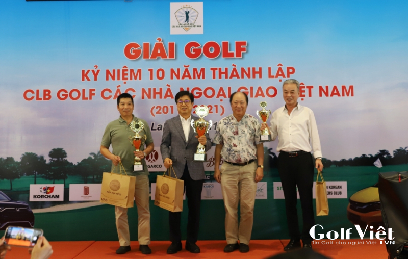 Golfer-Nguyen-Quy-Binh-vo-dich-giai-10-nam-thanh-lap-CLB-Golf-cac-nha-ngoai-giao-Viet-Nam4