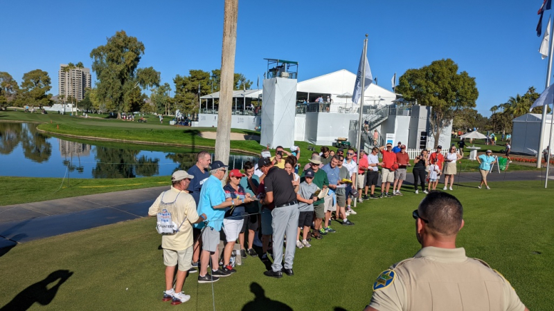 Phil Mickelson ký tặng người hâm mộ sau vòng đầu tiên của Giải vô địch Charles Schwab Cup 2021 tại Phoenix Country Club. Ảnh của Todd Kelly / Golfweek