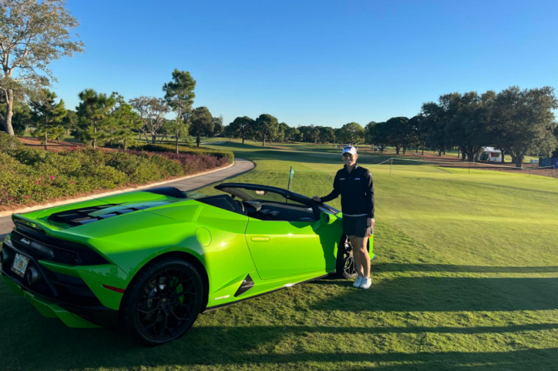 Austin bên chiếc Lamborghini màu xanh - thành quả từ cú Hole in One hôm thứ Hai